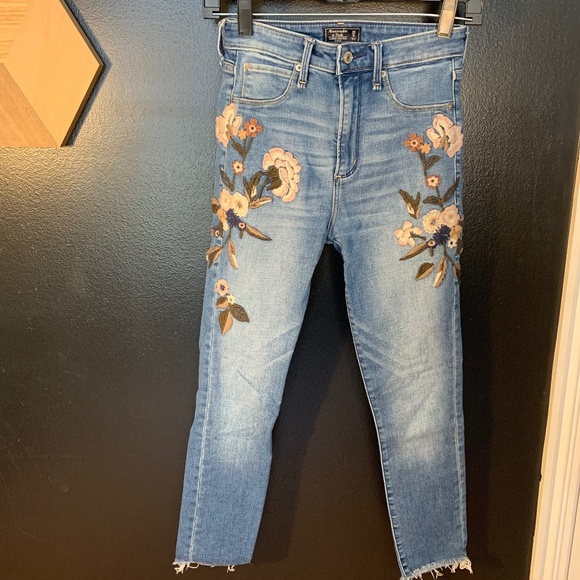 DONATED: Abercrombie High Rise Embroidered Skinny Jean, 0S/25W - Picture 2 of 5